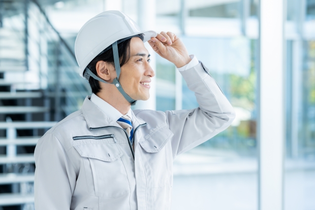 ヘルメットを被った笑顔の作業員