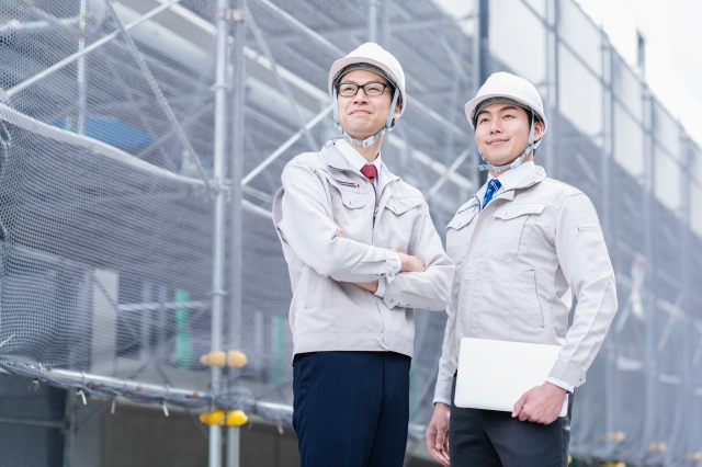 同じ方向を見つめる二人の作業員の写真