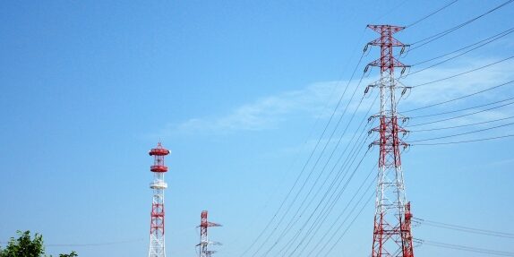 連なる鉄塔の写真