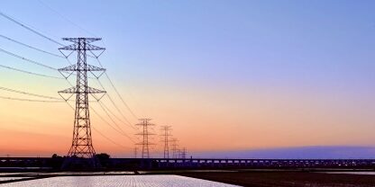 連なる鉄塔の写真