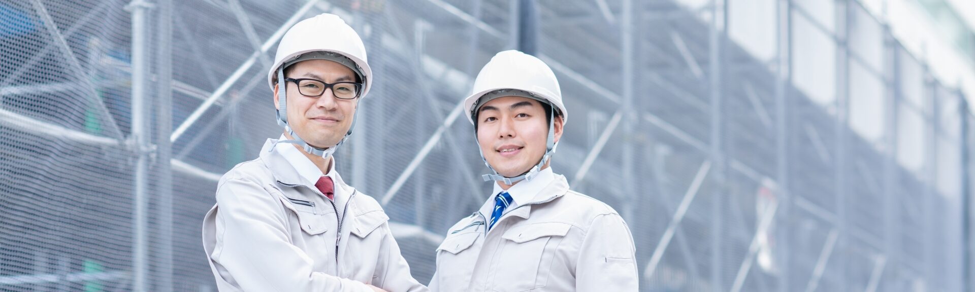 ほほ笑む二人の作業員の写真