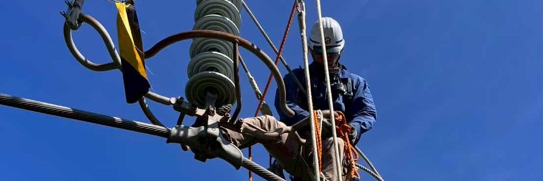 電線作業をする写真