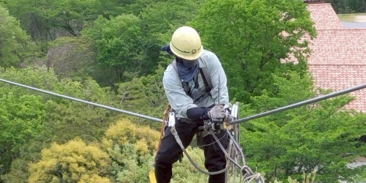 電線に跨って作業する様子
