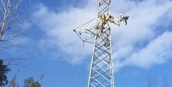 鉄塔で作業する様子