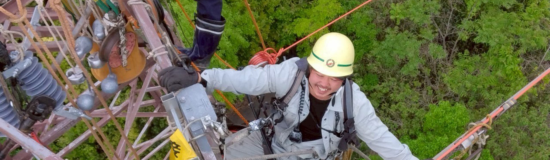 鉄塔に登って作業する様子