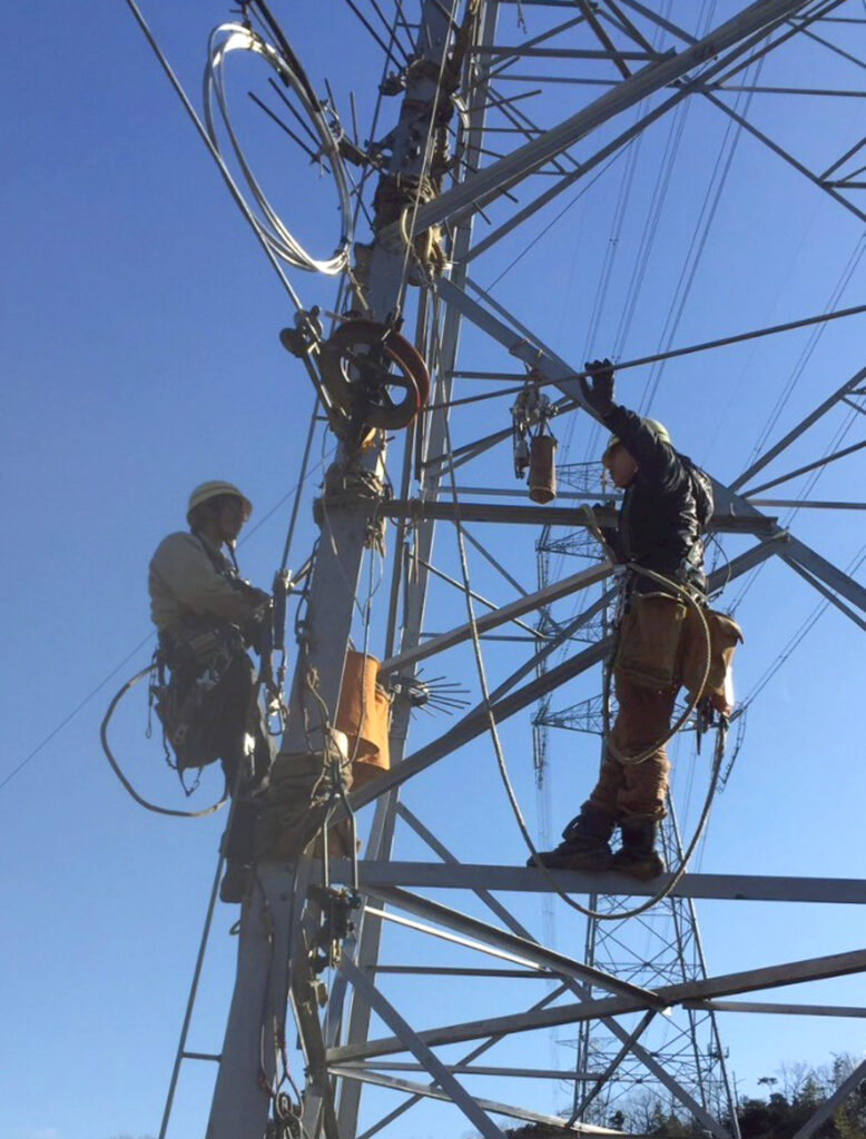 鉄塔で作業する様子